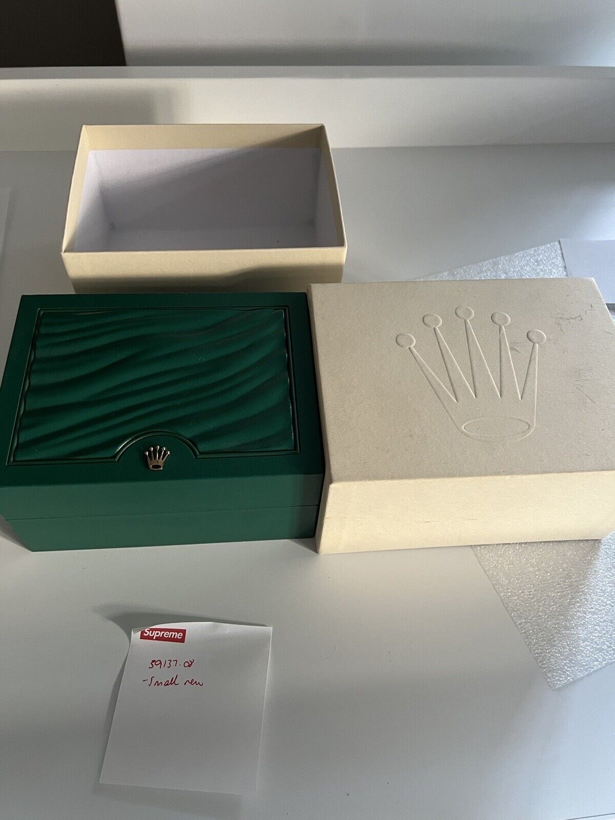 What does a online rolex box look like