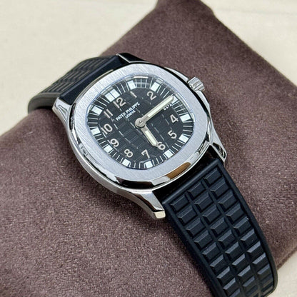 Patek Philippe Aquanaut Ladies 28mm Quartz Watch. Reference 4960. Very Rare