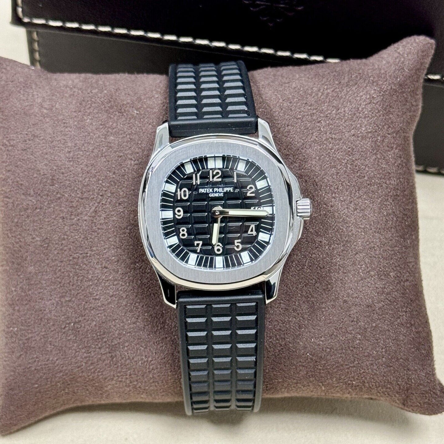 Patek Philippe Aquanaut Ladies 28mm Quartz Watch. Reference 4960. Very Rare