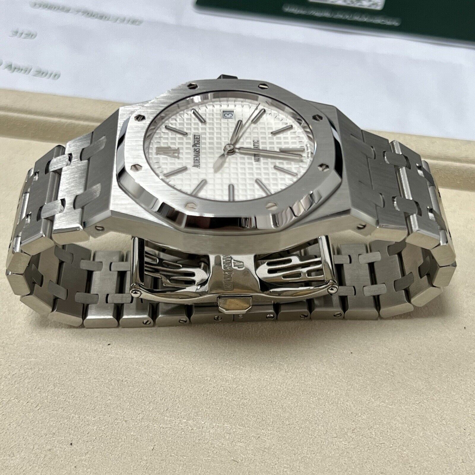 Audemars Piguet Royal Oak 15300ST White. 2010. 39mm. Recent 2.5k AP Service