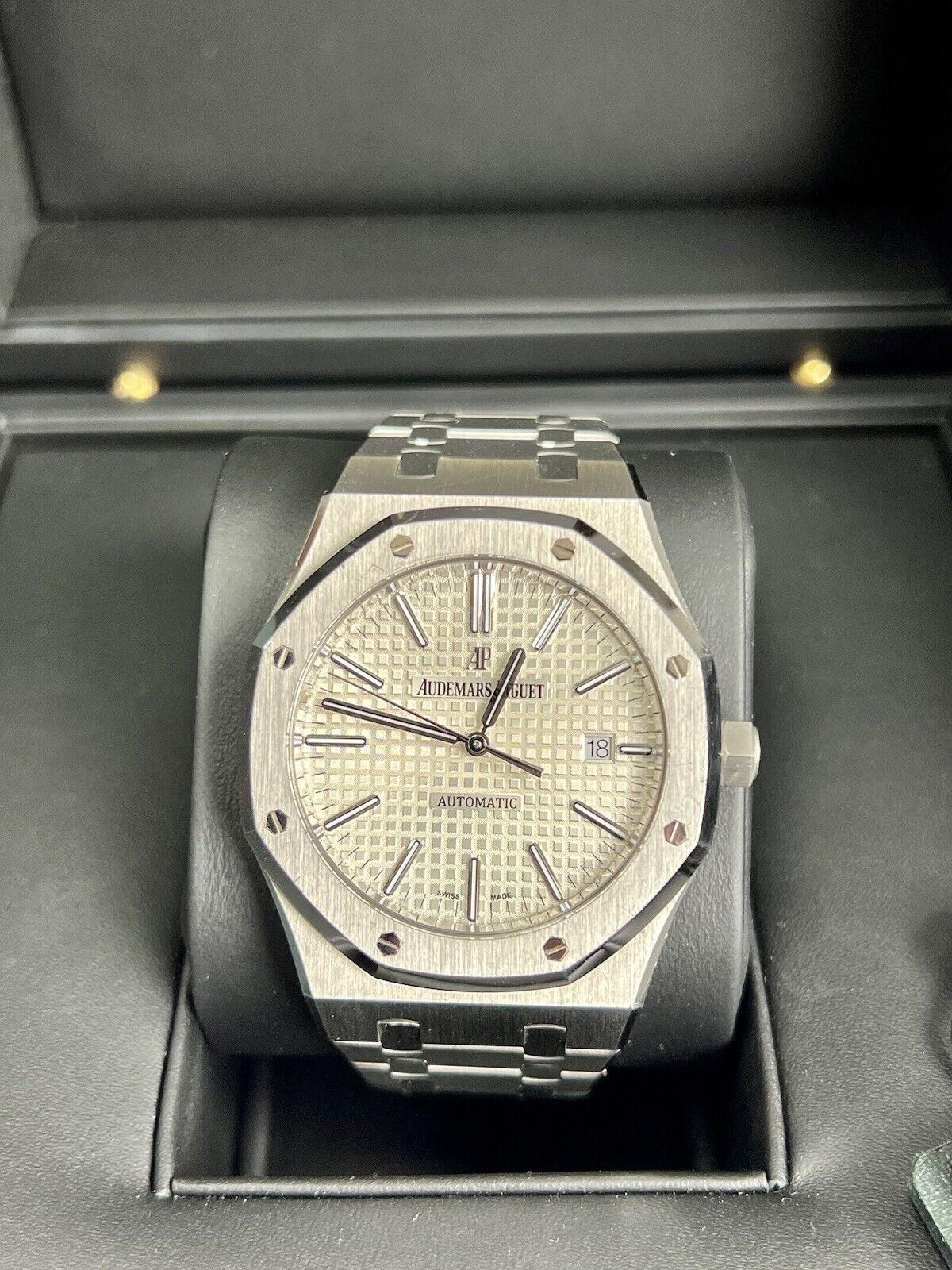 Audemars Piguet Royal Oak 15400ST White Dial. 2017. 41mm. Extract From Archives