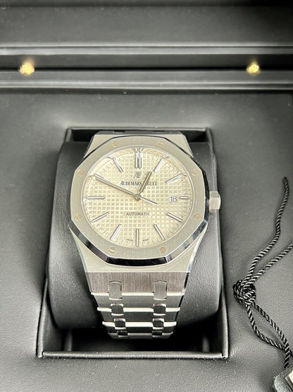 Audemars Piguet Royal Oak 15400ST White Dial. 2017. 41mm. Extract From Archives